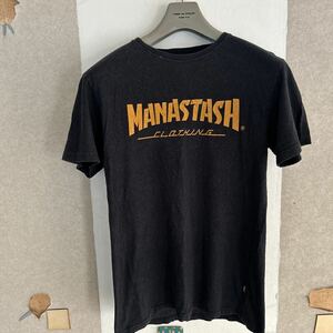 人気のアウトドア・ブランド・マナスタッシュの定番大ロゴ入・黒・ブラック・半袖Tシャツ