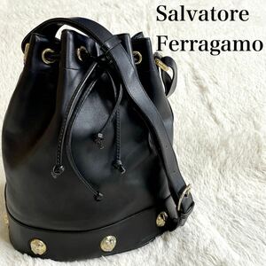 Salvatore Ferragamo 巾着 レザー ショルダーバッグ ゴールド フェラガモ タッセル ロゴ ヒール チャーム