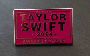 《桃色スローガンTS》新品Taylor Swift テイラースウィフト2024『SAVE AMERICA AGAIN!』金属ピンバッジ バッチ☆アメリカ Music◆音楽 歌手