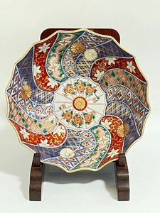 豪華絢爛　細密絵付　大聖寺伊万里の名品　大聖寺伊万里色絵金彩菊花小紋図捻輪花飾鉢