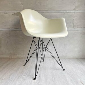 ♪ハーマンミラー Herman Miller アームシェルチェア 現行FRP製 パーチメント エッフェルベース C&Rイームズ ミッドセンチュリー