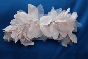 薄ピンク　花　コームタイプ　ヘアアクセサリー　髪飾り　新品 未使用
