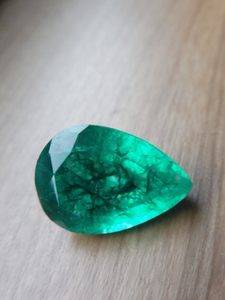 一押し品　鑑別付　エメラルド　良い色＆良い照りの出方　約12.45ct　ルース　vivid green　ペアシェイプ