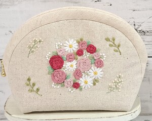 *ハンドメイド バラとマーガレットの手刺繍入り コスメポーチ (赤) マチ6cm メイク道具 サニタリー ファスナーポーチ 小物入れ 綿麻