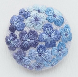 407.exit_deguchi ハンドメイド　青紫の紫陽花＊アジサイ　手刺繍ブローチ　プレゼント　和装帯留め　アクセサリー　バッグや帽子にも