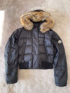 【レア】【美品】Moncler ダウンジャケット ラクーン ファー ショート丈 ダウン１００％ コミックタグ モンクレー モンクレール レディース