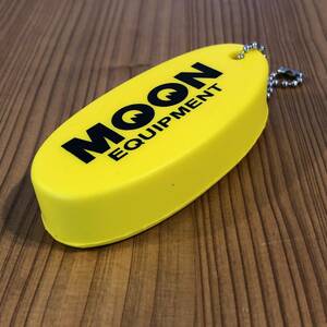 MOON Equipment フロート 水に浮く 片面プリント 黄色 イエロー キーリング mooneyes ムーンアイズ キーホルダー 140円発送可