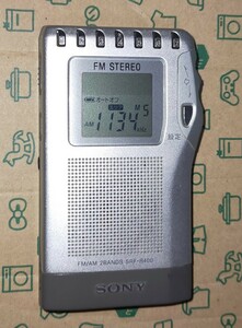 SRF-R400 ソニー 美品 受信確認済 完動品 名刺サイズ ポケットラジオ AM FM ワイドFM 通勤 出張 競馬 防災 登山 オフィス 18842