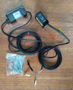 【中古品】キーエンス アンプユニット 親機 NPN、センサヘッド 中距離タイプ　GV-21、GV-H130