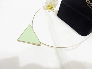 ピスタチオグリーンカラー　メロンカラーの三角形のトップ　個性的なデザイン　チョーカーネックレス●