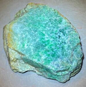 ミャンマー産天然本翡翠原石355g1面カット荒磨き済み［JADEITE］綺麗^ ^