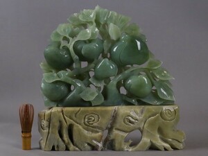 中国美術 翡翠玉石 彫刻 桃果物彫 台付 置物 幅37,2cm 重8kg 天然石 鑑賞石 飾物 細密細工 古美術品[c620]