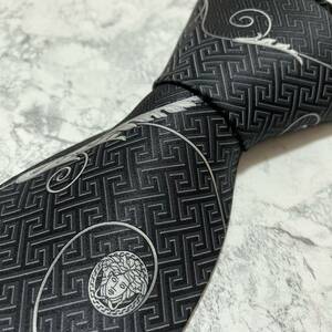 1円 美品 VERSACE ヴェルサーチ 即日発送 ブランドネクタイ 超高級 ビジネススーツ 総柄 シルク 絹 ハイブランド 黒 グレー メデューサ