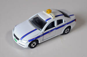 トミカ60　トヨタマークX　個人タクシー　SCALE 1/61　サスペンション／左右ドア開閉　亜鉛合金製　管理番号L