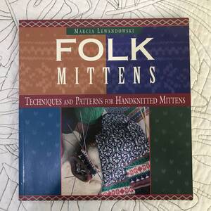 洋書「伝統のミトン　FOLK MITTENS」手袋 編み物 編み方 パターン 図案集 北欧 アラン　デンマーク フィンランド ラトビア