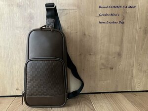 新品サンプル COMME CA MEN コムサメン 市松柄 フェイクレザーボディバッグ 14ブラウン Fサイズ 59XA02 定価23,100円