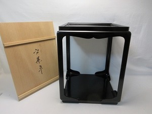 607911 【 ほぼ未使用 茶道具 川瀬塗師 表完作 木製黒真塗 高麗卓 共箱】 検)煎茶道具 茶棚 棚 置棚 茶台 水指棚 棚物 茶の湯の棚 漆工芸ⅴ