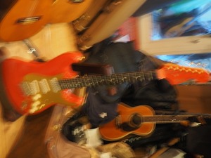 タケヤ楽器のTakeyer 元幻のFender Custom Shopに在籍されていた岩撫安彦氏製作のFiesta Red のボディで組み上げたものです。