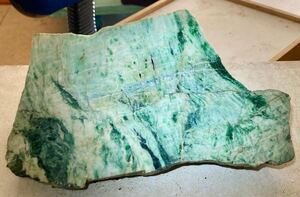 ミャンマー産超巨石天然本翡翠原石5.14kg1面カット荒磨き済み［JADEITE］大迫力^ ^綺麗^ ^