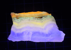 鉱物標本、蛋白石、蛍光オパール北海道産 19グラム（B4)