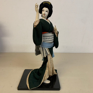 大きめ 踊る 芸妓 芸者 芸子 日本人形 着物女性 Geisha Japanese doll 昭和レトロ 置物 飾り 和服 民芸品 郷土玩具【2012