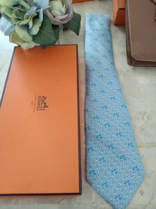 美品☆HERMES　ネクタイ　ブルー系青　あひる　ダチョウ　鳥