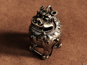 真鍮 香炉（獅子） 動物 お香立て 線香 ライオン 中国 霊獣 ビンテージ アンティーク インテリア 置物 シーサー 雑貨 ブラス 金属 干支