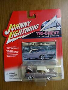 [ミニカー] JOHNNY LIGHTNING トライシェビー　1957 シェビー・ベルエア [1:64]