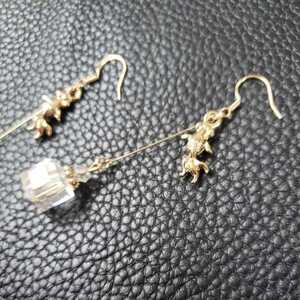 ハンドメイド♪金魚とオーロラキューブ フックピアス