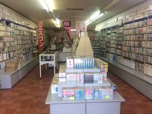 ☆古本店一式、備品、本棚、カウンター、ショーケース、コミック、ＤＶＤ、レコード、雑誌全て込みです。