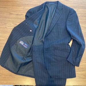 【ag2304004.3】オシャレ！メンズスーツ☆ NEO. WOVEN IN THE UNITED KINGDOM ブラック　ストライプ　セットアップスーツ ビジネス　秋冬