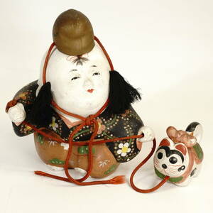 日本のアンティーク 大正〜昭和初期 陶器製 御所人形 犬引き 幅15cm 高さ17cm(童子) 絵付け、味わい、愛らしい佇まいが素敵です！ IKT411