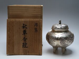 【青宝】011648彫金家　内島市平（青鳳）作　銀製　秋草香炉　銀900刻印　在銘　共箱　重771ｇ（3365488/257）