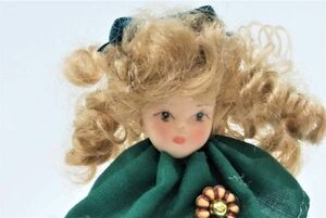 ビスクドール　緑の服の少女人形　1体　K9検)ミニョネット金髪碧眼緑眼インテリアミニチュア巻き髪リボンフランス人形陶器人形着せ替え人形