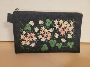 ハンドメイド 手刺繍 デニム 刺繍ポーチ クローバーとピンクの小花