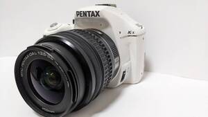 ペンタックスK－X（ホワイト）　レンズ：Pentax‐DAL18－55（ブラック）