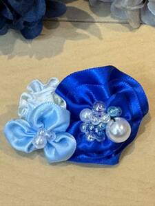 【ハンドメイド】ロイヤルブルーのお花の小さめコサージュ