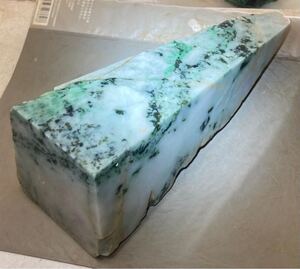 ミャンマー産超巨石天然本翡翠原石2.68kg4面カット内1面のみ磨き済み［JADEITE］大迫力^ ^