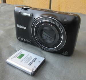 ☆ジャンク☆Nikon ニコン COOLPIX S6600 バッテリー付き クールピクス ブラック デジカメ フリップモニター