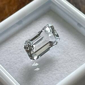 天然　トパーズ　ルース　2.840ct　スクエアカット　裸石　宝石　綺麗　無色透明に近いブルー