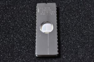 ★☆《インテル》 UV EPROM ★ D27010-200V05☆★