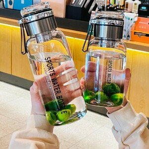 750ml　シンプル 耐冷 大容量 ボトル ドリンクボトル ウォーターボトル 透明 フィルター付き ガラス 水筒 断熱カバー付き耐熱 y871692