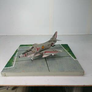 送料込み07)ヒカリ工房製_フジミ_1/72_F24_ダグラス_A-4E_中期型_スカイホーク_滑走路風展示台付_塗装済み完成品ですが16年前のものです。