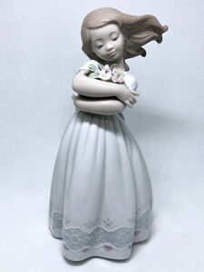 LLADRO リヤドロ Utopia ユートピア フィギュリン さわやかな風 陶器 置物 少女 花を持つ女の子 ポーセリン 磁器人形 インテリア