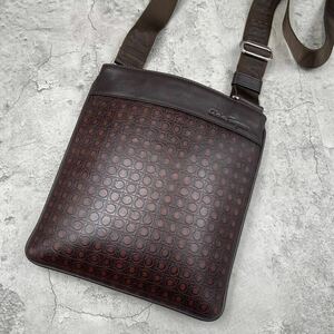 未使用級●フェラガモ Salvatore Ferragamo メンズ ショルダーバッグ サコッシュ ボディ 斜め掛け 型押し ガンチーニ ビジネス レザー