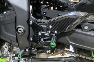 ☆ カワサキ ZX4-R ZX-4RR ニンジャ 高品質 カーボン ヒールガード アルミ バックステップ 2023～ ZX4R/ZX4RR ブラック／グリーン