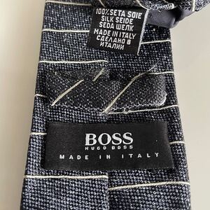 HUGO BOSS (ヒューゴボス)紺シルバー横ラインネクタイ