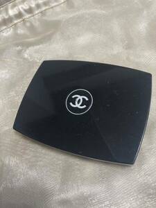 CHANEL ファンデーション ケース　シャネル 割れあり