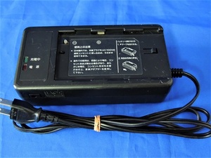 HITACHI(日立)★ビデオカメラ用ACアダプター/充電器/VM-AC61★現状品