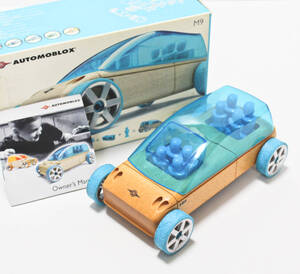 《AUTOMOBLOX オートモブロックス》新品 木製ブロック車 8人乗り 積み木 A5538